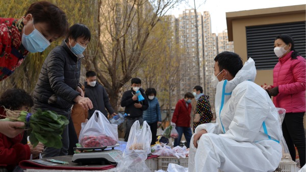 圖為疫情期間北京市民擺地攤賣農產品。（圖片來源：Getty Images）