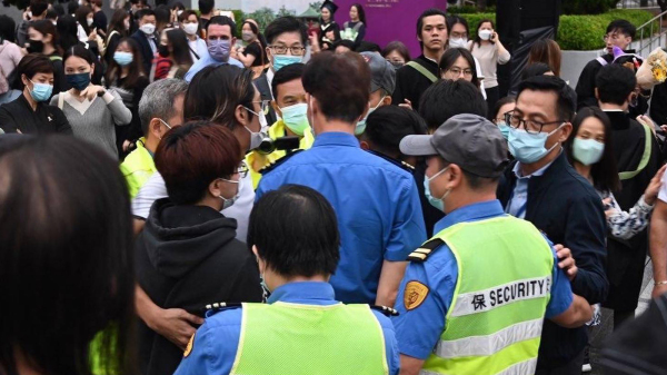 11月24日，中大毕业典礼有同学抗议遭保安阻止。（图片来源：香港中文大学社区报）