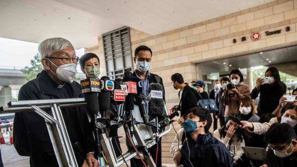 散庭後，基金5名信託人見記者。陳日君（左一）表示自己是一個非常認同做人道援助的香港公民。（圖片來源：Getty Images）