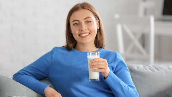 女人在喝牛奶