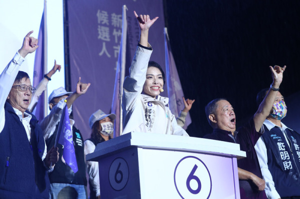 2022年九合一选举中，民众党新竹市长候选人高虹安于11月25日在造势晚会上致词。