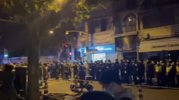 上海民众集体悼念乌鲁木齐死者，并高喊“共产党下台！习近平下台！”（图片来源：视频截图）