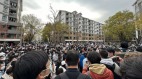 北大学生唱国歌抗议清华学子喊“民主法治言论自由”(视频图)