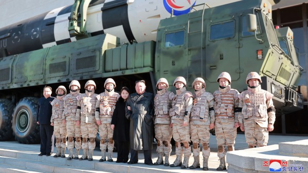 11月27日，朝鮮官媒刊出領導人金正恩(右6)和女兒金朱愛(右7)，一起與開發飛彈有功人員的合照。