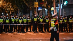丹麥記者上海見證「白紙運動」警察深夜異動(視頻圖)