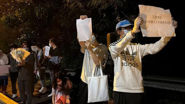 27日夜晚，在香港科大就讀的大陸學生在校內悼念新疆大火死難同胞。（圖片來源：科大編委）