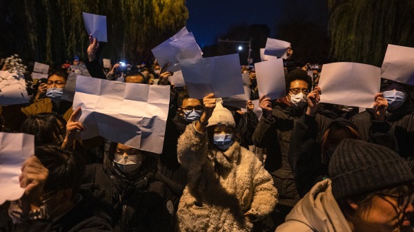 2022年11月28日，在中國北京的「白紙革命」抗議者，在抗議中共執行嚴格清零政策，並高喊口號
