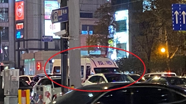 有網友目擊多輛「防恐車」出現在上海街頭，疑似上海當局將有「大動作」。