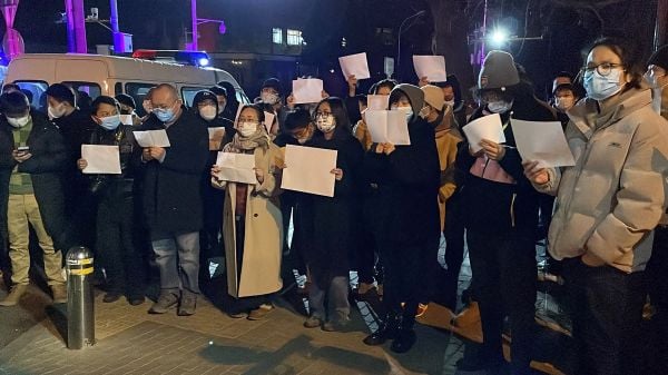 11月28日，北京民众举着白纸抗议