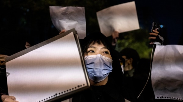 2022年11月27日，抗议者在北京游行时举着一张反对审查制度的白纸。