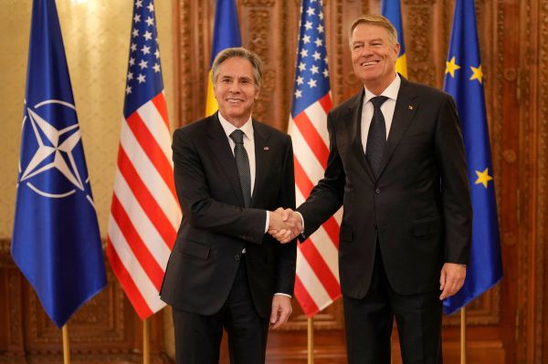 2022 年 11 月 29 日，美國國務卿安東尼·布林肯（Antony Blinken，左）在羅馬尼亞首都布加勒斯特出席北約外長會議期間，與羅馬尼亞總統克勞斯·約翰尼斯（Klaus Iohannis，右）會面握手。（圖片來源：VADIM GHIRDA/POOL/AFP via Getty Images）