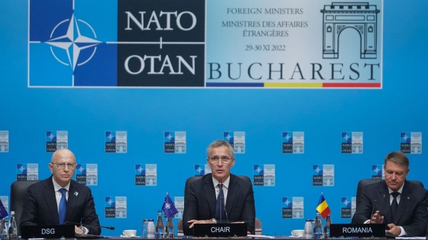 11月29日，北约（NATO）秘书长斯托尔滕贝格（Jens Stoltenberg，中）在罗马尼亚布加勒斯特主持北约外长会议。