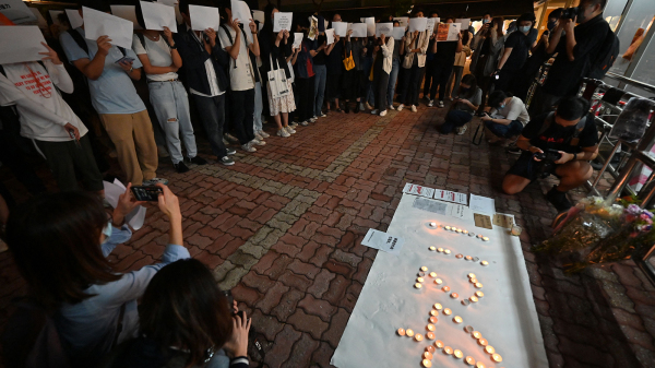 香港內部對是否支持白紙革命產生分歧。圖為11月28日，香港中文大學內舉行聲援大陸白紙革命的集會。（圖片來源：Getty Images）