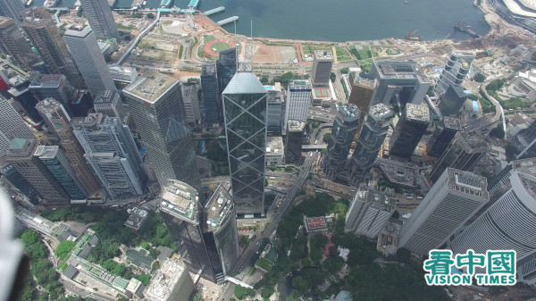 圖為在香港中環填海土地上興建的高樓大廈。（攝影：龐大衛/看中國）