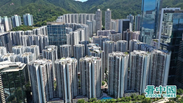 香港銀行家吳明德分析樓市出現「小陽春」的幾個條件，認為最終都和政治因素有關。圖為香港太古坊一帶樓宇。（攝影：龐大衛/看中國）