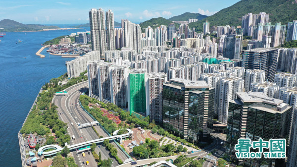 圖為香港島東區樓群。（攝影：龐大衛/看中國）