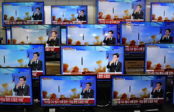 2022 年 11 月 3 日，在韩国首尔的一个电子产品市场上，所有电视屏幕上都在播放有关朝鲜最新发射导弹的新闻报导。朝鲜在当天发射了一枚远程弹道导弹和两枚短程弹道导弹。一天前，朝鲜发射了至少23 枚导弹和大约 100 枚炮弹。（图片来源：JUNG YEON-JE/AFP via Getty Images）