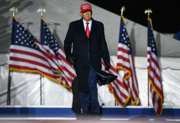 2022年11月3日，美國前總統川普到達愛荷華州蘇城（Sioux City），在蘇城機場舉辦“拯救美國” （Save America）大型集會，為他支持的共和黨候選人在11月8日中期選舉前做最後的衝刺。（圖片來源：Stephen Maturen/Getty Images）