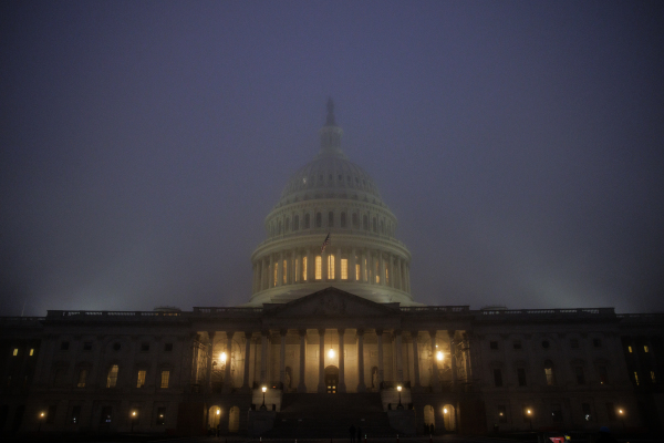 2022 年 11 月 4 日凌晨，位于华盛顿DC的美国国会大厦笼罩在雾中。在民主党于2018 年和 2020 年在众议院和参议院均获得多数席位后，共和党人准备在 11 月 8 日的中期选举中夺回对美国国会的控制权。（图片来源：Samuel Corum/Getty Images）