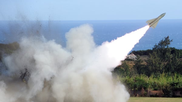 在台湾屏东县南部的九鹏导弹基地举行的导弹实弹演习中，一枚美国制造的“鹰式”导弹发射升空。