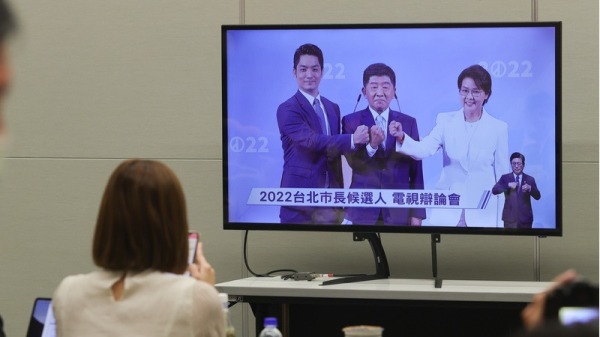 11月5日，國民黨蔣萬安、民進黨陳時中、無黨籍黃珊珊參加台北市長選舉電視辯論會。