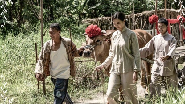演员安心亚（中）在时代生活剧“牛车来去”中，首次挑战全台语演出，诠释40年代农村女性的坚毅韧性，剧中与演员蔡昌宪（右）、游安顺（左）开心牵着新买的牛车回家。