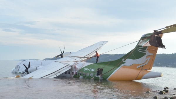 坦桑尼亚发生空难事件，造成至少19人死亡。图片中的救援人员正把出事班机拉出水面。（图片来源：SITIDE PROTASEAFP via Getty Images）(16:9)