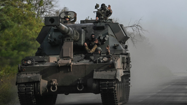 俄罗斯入侵乌克兰战争期间，乌克兰军人在乌克兰东部前线地区驾驶着一辆坦克投入战斗。