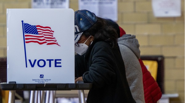 2022年11月8日是美国中期选举日，选民前往密歇根州底特律的一间投票站投票。（ Brandon Bell/Getty Images）