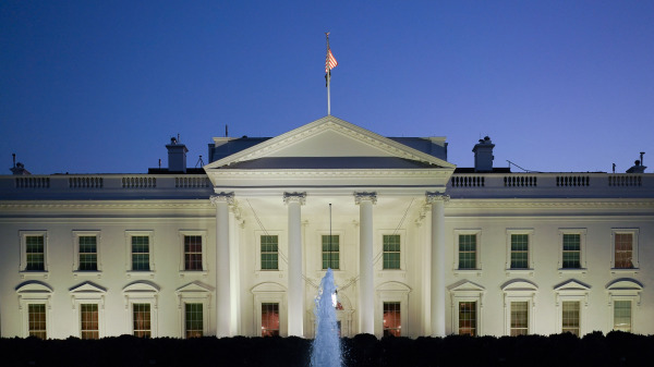 2022年11月8日，美國中期選舉日黃昏，位於美國首都華盛頓特區的總統府——白宮。