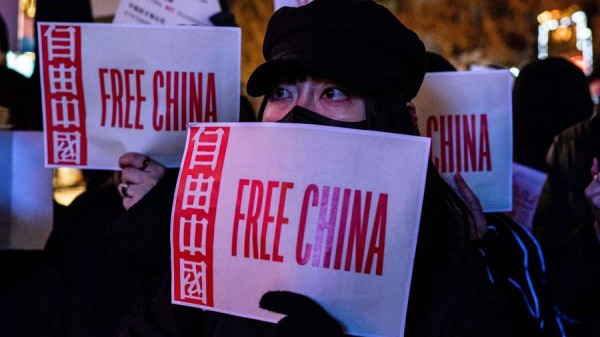 2022年11月30日，一群抗议者在首尔举行集会，以声援中国白纸运动，要求民主自由。