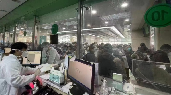 清零政策鬆綁後，北京一家醫院人滿為患。（圖片來源：網路）