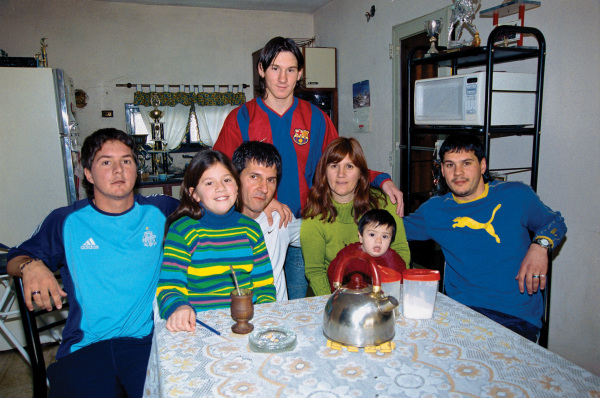 2003年10月12 日，梅西在阿根廷与家人合影。