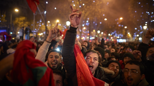 2022 年 12 月 10 日在法國巴黎舉行的國際足聯世界杯半決賽中，摩洛哥球迷在香榭麗舍大街上慶祝他們的球隊以 1-0 戰勝葡萄牙。摩洛哥的勝利標誌著非洲國家首次晉級國際足聯世界杯半決賽。