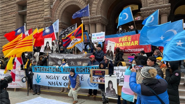 2022年12月10日，十个多伦多公民团体在旧市政大楼前集会，呼吁结束中共暴政。（看中国肖然摄影）