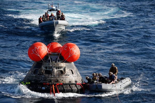 2022年12月11日，美国海军潜水员在墨西哥下加利福尼亚省（Baja California）海岸附近成功拴住美国宇航局（NASA）的“猎户座”太空舱。“猎户座”于11月16日发射升空，进行了为期25天的探月任务，在12月11日返回地球并溅入太平洋以获得回收。这是NASA的新“阿尔忒弥斯”（Artemis）登月计划的首次试飞。（图片来源：CAROLINE BREHMAN/POOL/AFP via Getty Images）
