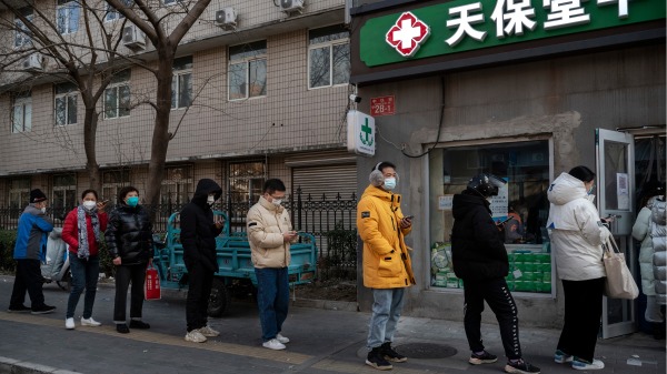 2022年12月9日，北京藥店門口排隊的市民