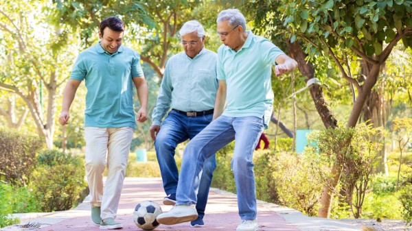 老人運動踢足球