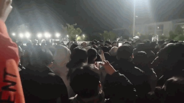 网传福州大学因为针对返乡的方案朝令夕改，导致学生晚上聚集抗议。
