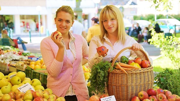菜市场买水果的女人