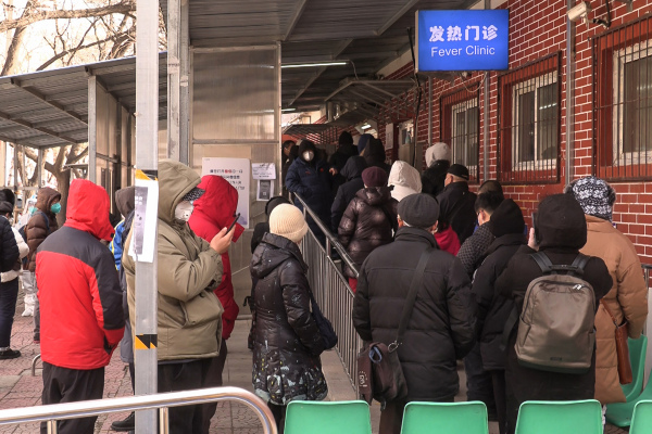 北京疫情This frame grab from AFPTV video footage shows people queueing outside a fever clinic amid the Covid-19 pandemic in Beijing on December 14, 2022. (Photo by Yuxuan ZHANG / various sources / AFP) (Photo by YUXUAN ZHANG/AFPTV/AFP via Getty Images)