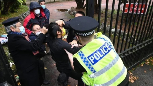 中國駐曼城領事館總領事鄭曦原（左）被拍到用手狠抓香港示威者Bob Chan的頭髮。（圖片來源：HKDC Twitter)