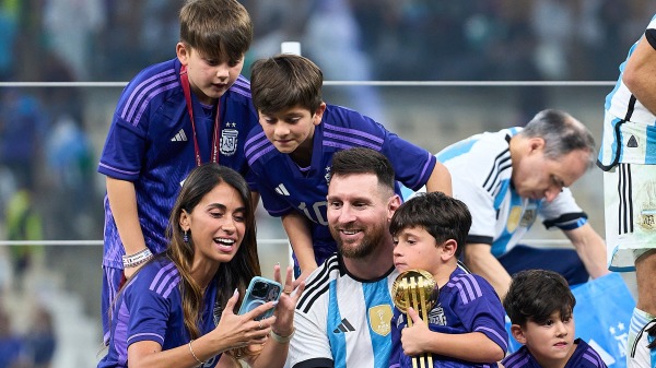 12月18日，梅西在卡塔尔世界杯决赛中击败法国队夺冠后和妻子、孩子在一起。