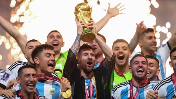 2022 年 12 月 18 日，在卡達盧賽爾市盧賽爾體育場舉行的 2022 年卡達世界盃決賽中，阿根廷隊的萊昂內爾．梅西舉起世界盃獎盃並慶祝。(16:9)