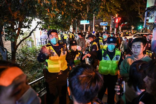 2022年12月，上海爆發「白紙運動」 警察抓走了抗議者。（圖片來源：HECTOR RETAMAL/AFP via Getty Images）