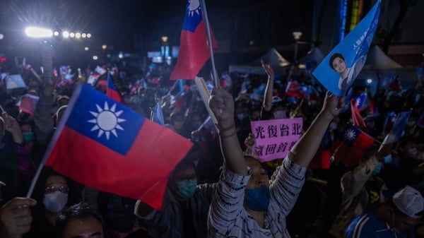 2022 年 11 月 26 日，国民党 台北市市长候选人蒋万安的支持者在台湾台北庆祝地方选举的初步结果。