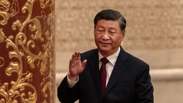 2022年10月23日，习近平率领与新一届中共政治局常委和中外记者举行的新闻发布会上亮相。（图片来源：Kevin Frayer/Getty Images）