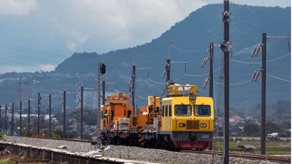 雅万高铁连接了印尼首府雅加达和西爪哇省首府万隆，全长总计142.3公里，图为 高铁施工人员于2022年10月4日在万隆继续工作。