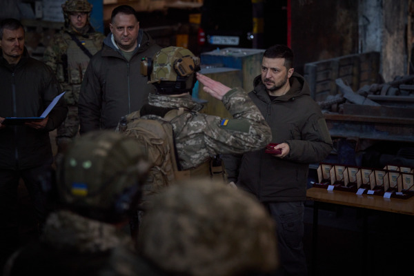 2022年12月20日，烏克蘭總統澤連斯基（Volodymyr Zelensky）突訪烏克蘭東部頓涅茨克（Donetsk）前線，會見了在巴赫穆特（Bakhmut）市作戰的烏克蘭前線部隊，並向烏克蘭將士們授勳。（圖片來源：烏克蘭總統辦公室官方網站）