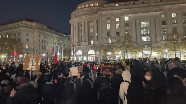 12月4日 在美国华盛顿DC的自由广场（Freedom Plaza）的“白纸抗议”活动现场。
